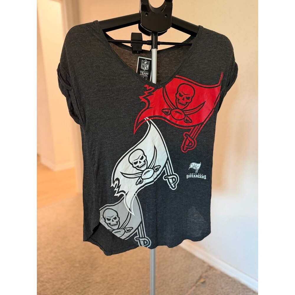 Tampa Bay Buccaneers NFL Women’s V-neck Gray T-Shirt Size Medium